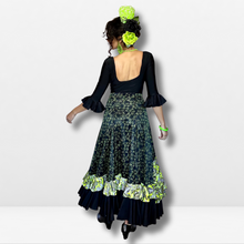 Cargar imagen en el visor de la galería, Falda flamenco mujer - Con estampado floral, volante en cascada lateral Paisley y volante bajo liso
